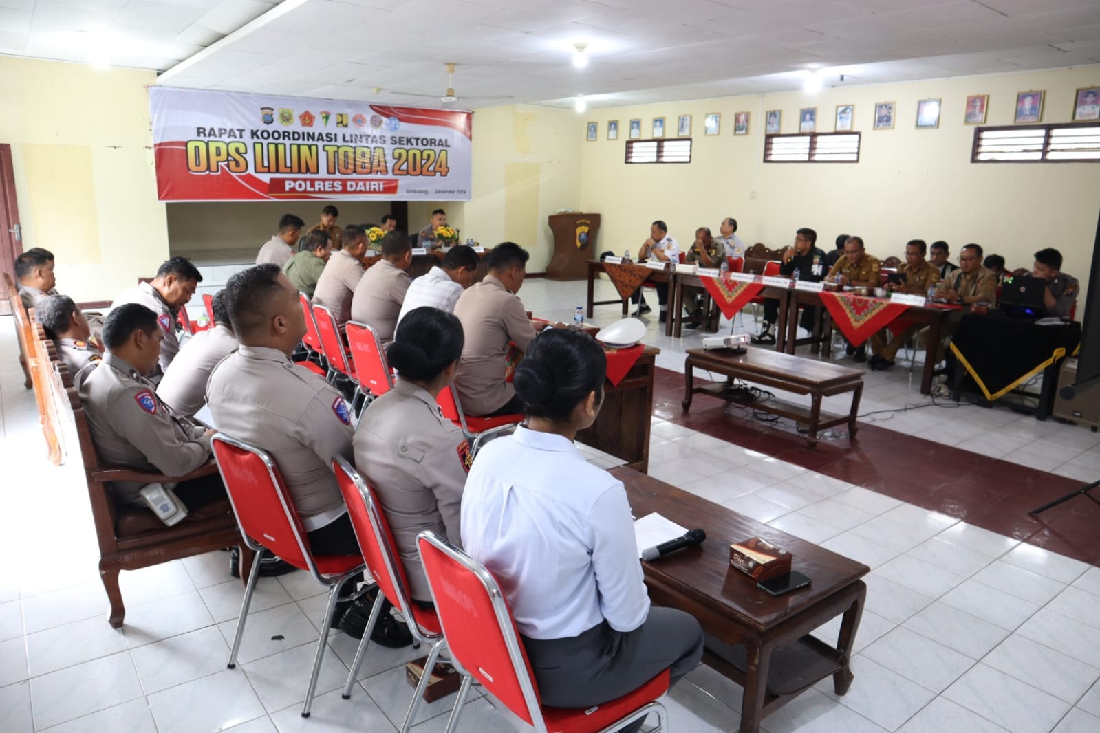 Rakor Lintas Sektoral Ops Lilin Toba 2024 dalam rangka Pengamanan Natal Tahun 2024 dan Tahun Baru 2025 di Wilayah Kabupaten Dairi, bertempat di Aula Kamtibmas Polres Dairi, Selasa, (10/12/2024).(foto/ist)