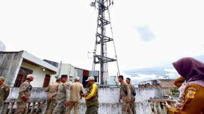 Penertiban sementara dengan penyegelan salah satu tower milik PT Dayamitra Telekomunikasi yang ada di Jl. Kopi, Kecamatan Sidikalang, Kabupaten Dairi, Senin (9/12/2024). (foto/ist)