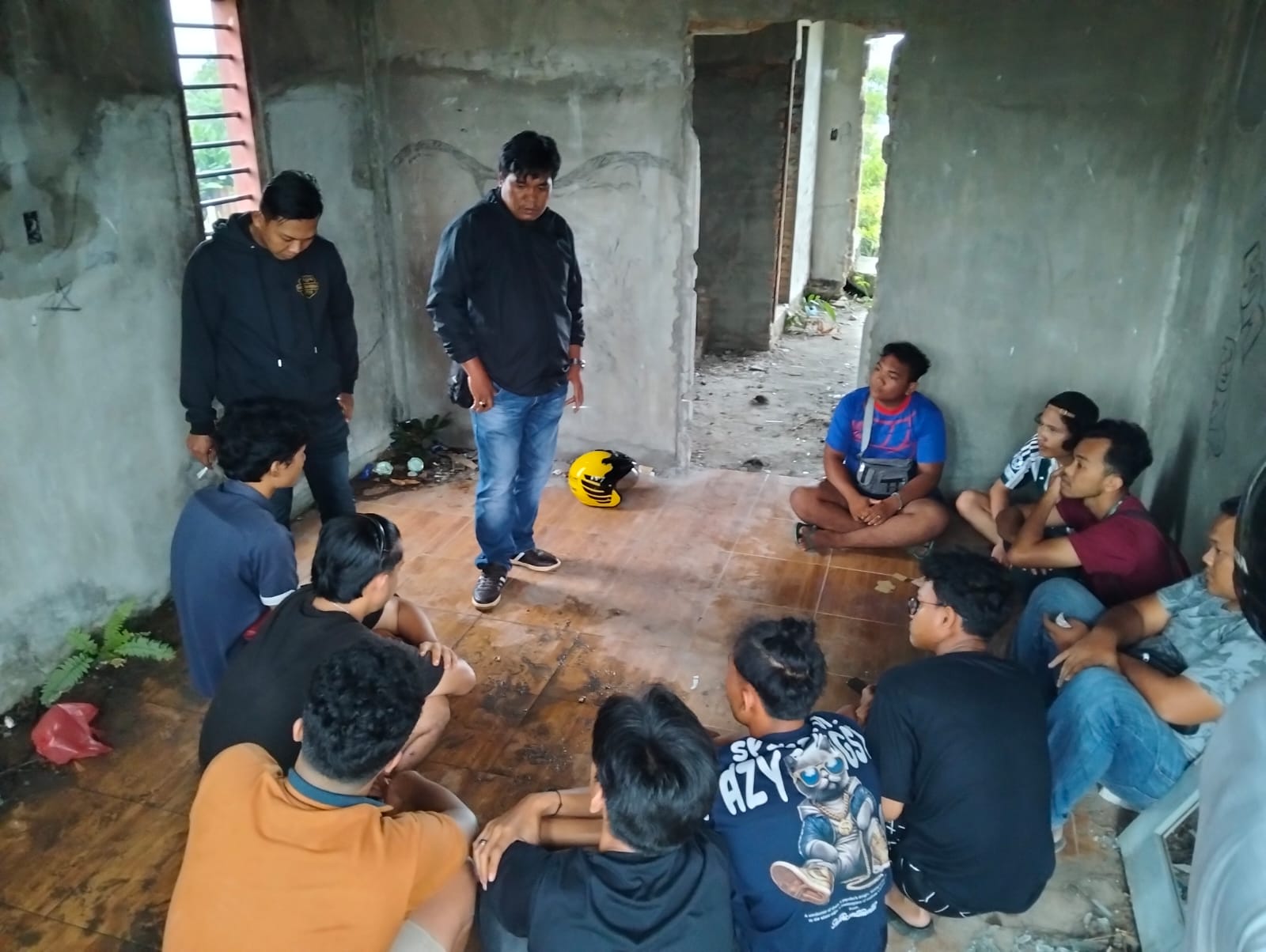 Personil Tim Opsnal Unit lidik II Satuan Reserse Narkoba Polres Siantar saat mengamankan 10 pemuda di rumah kosong.(Foto/Hegi)
