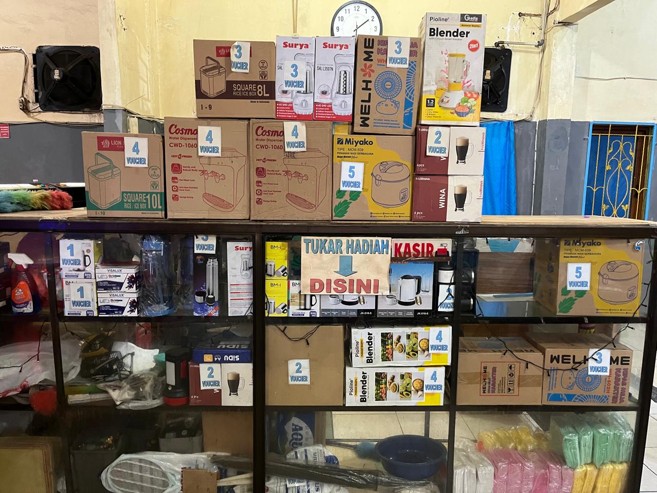 Pajangan hadiah dalam permainan ketangkasan di kompleks SBC.(foto/Hegi)