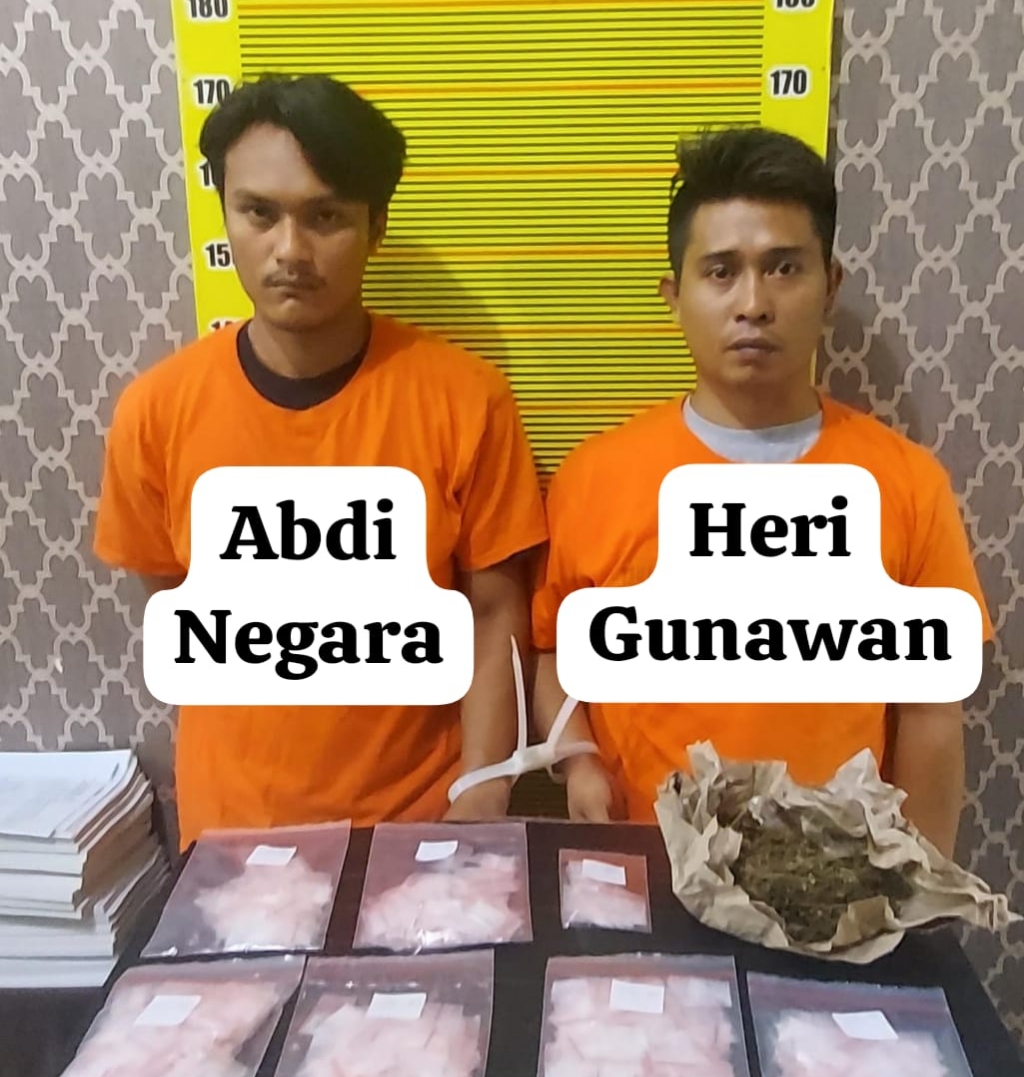 AN dan HG saat di proses di Polda Sumu beserta barang bukti.(Foto/Hegi)