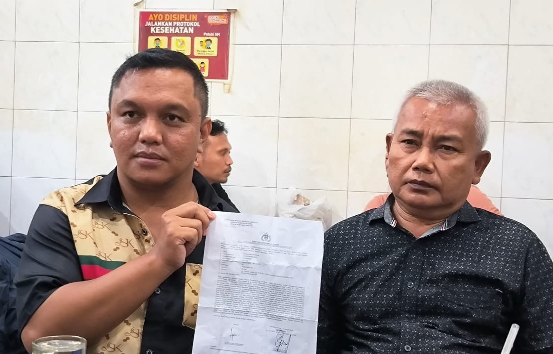 Roy Simangunsong SH (Kiri), Wak Udin Uban Siantar (Kanan).(Foto/Hegi)