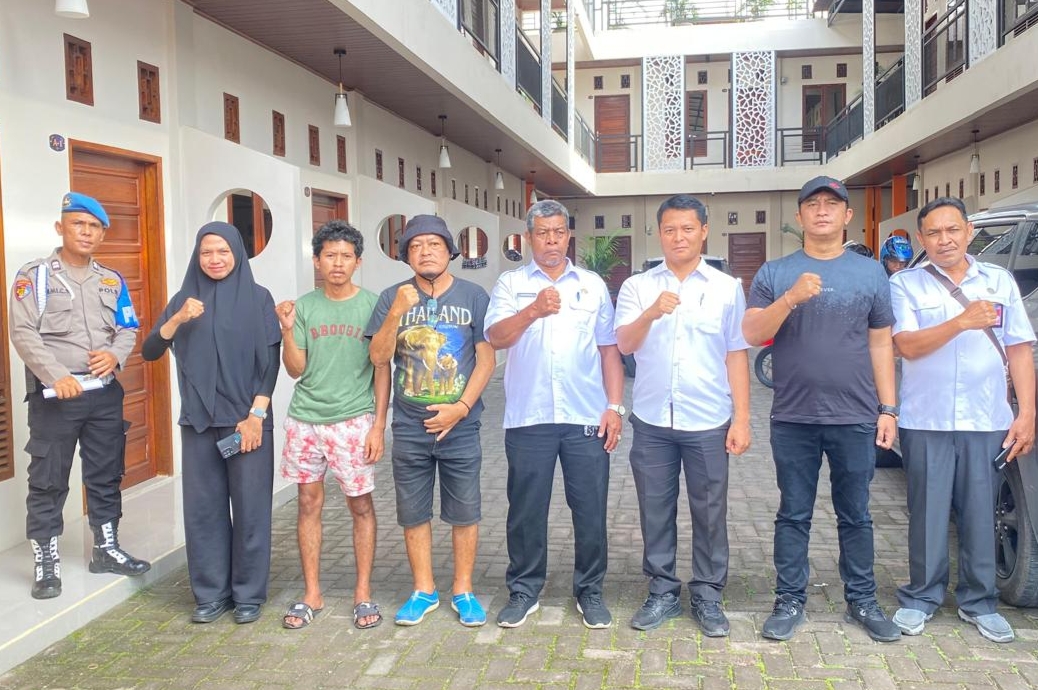 Tim gabungan saat berada dilokasi kost kosan di jalan Senam, Kecamatan Siantar Barat.(foto/Hegi)