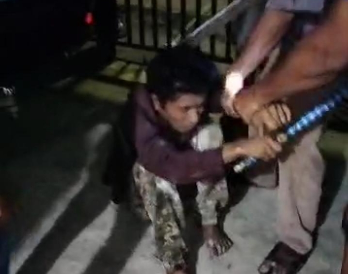 Gultom terduga Pelaku pencurian saat berhasil diamankan warga.(foto/Hegi)