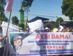 Tolak Dirumahkan, Ratusan THL Nakes Di Dairi Berunjuk  Rasa ke Gedung DPRD