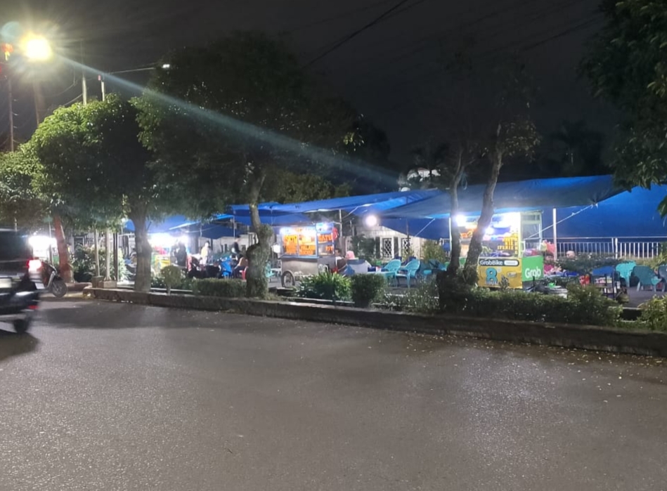 Situas depan kantor DPRD kota Siantar, pada awal bulan Februari 2025. Para PKL terlihat masih berjualan.(Foto/Hegi)