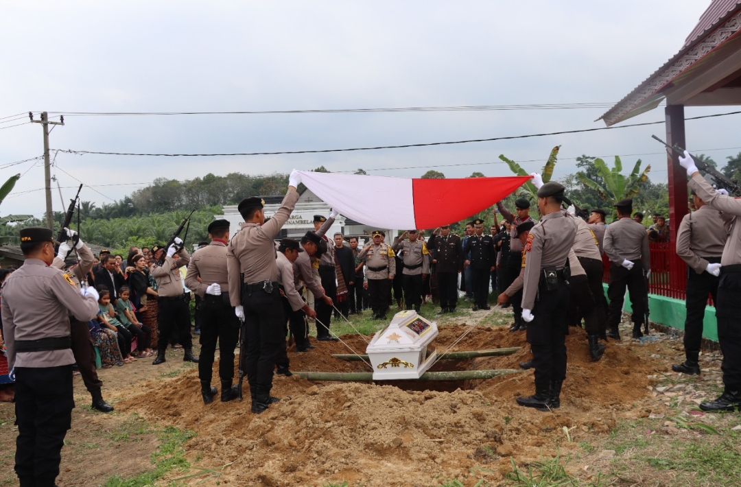 Upacara Pemakaman almarhum Aiptu Beta Sinambela.(Foto/Hegi)