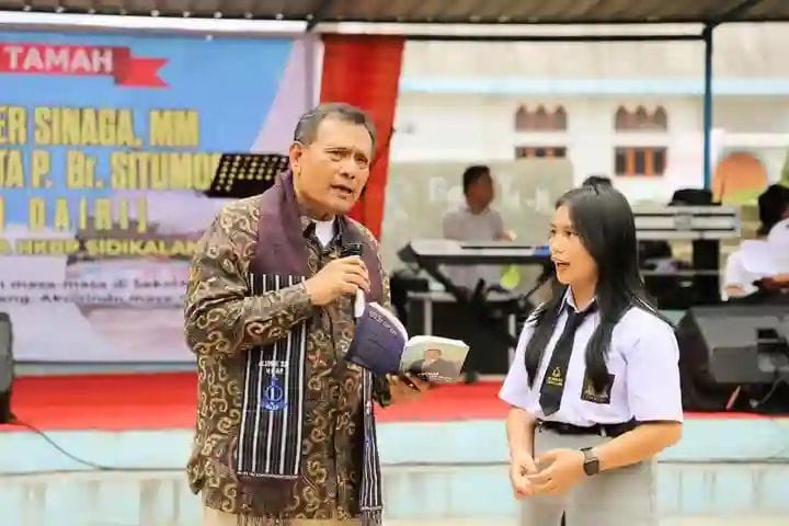 foto; Vickner Sinaga memberi semnagat pada Siswi SMK HKBP Sidikalang. (ist)