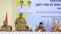 Bupati Dairi, Vickner Sinaga didampingi Wakil Bupati, Wahyu Daniel Sagala yang juga dihadiri Asisten Pemerintahan, Jonny Hutasoit, Kepala Bapenda Sumut yang diwakili Kepala Bidang Pendapatan Daerah, Ahmad Yamin, saat menyerahkan atau mendistribusikan Surat Pemberitahuan Pajak Terhutang (SPPT) Pajak Bumi dan Bangunan Sektor Perdesaan dan Perkotaan (PBB-P2) dan Daftar Himpunan Ketetapan Pajak dan Pembayaran (DHKP) Tahun 2025 di Balai Budaya Sidikalang, Senin (24/3/2025).(ist)