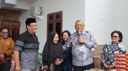 Foto Bupati Dairi Vickner Sinaga bersama Wabup Wahyu Sagala saat menyerahakan bantuan dari Kemensos. (ist)