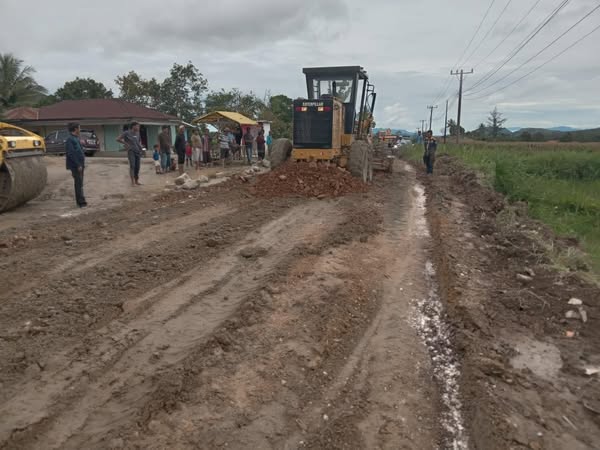foto Situasi di Jalan protokol Desa Bantun Kerbo, usai perbaikan jalan dan grnangan air. (ist)