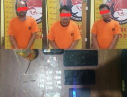 Ketiga tersangka bersama barang bukti saat diamankan di Mapolres Dairi. (ist)
