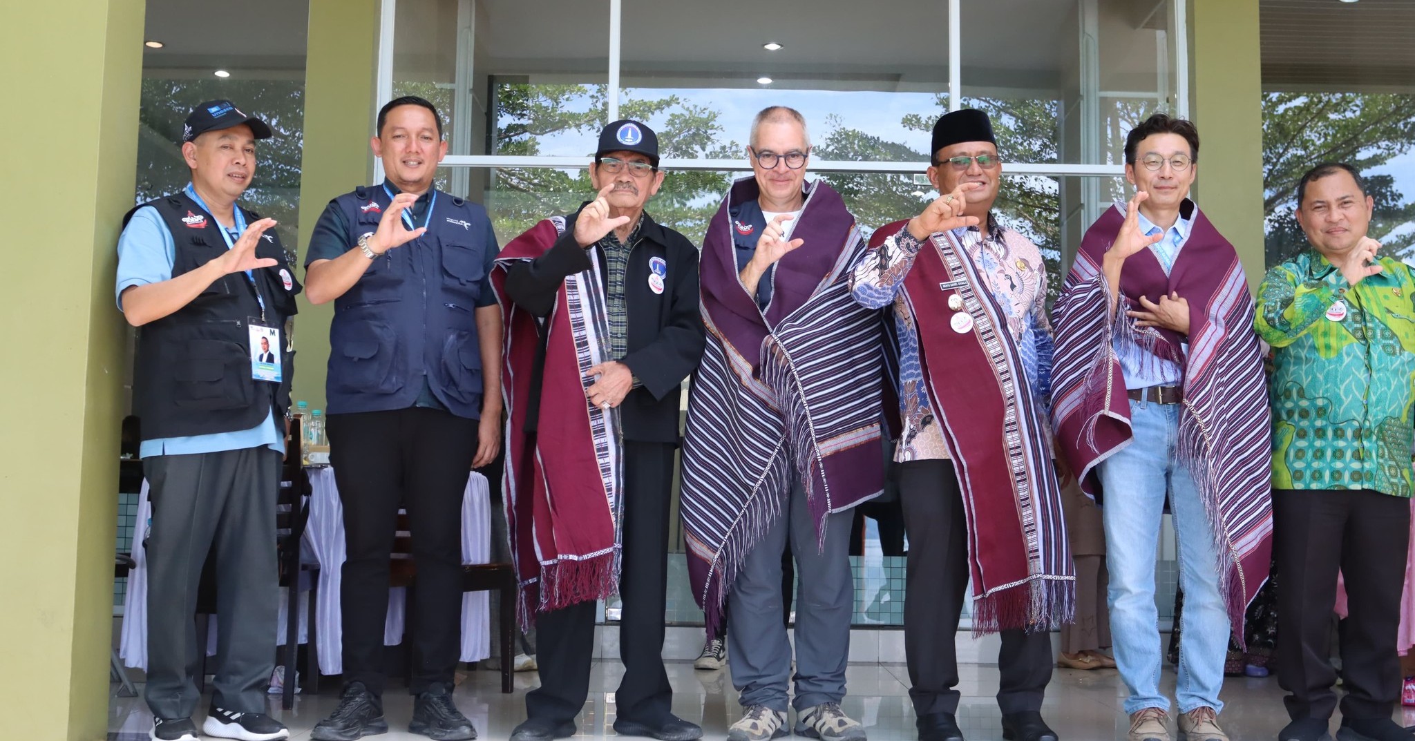Foto: Wabup Dairi, Wahyu Daniel Sagala (ketiga dari kanan) bersama tim asesor UNESCO. (ist)