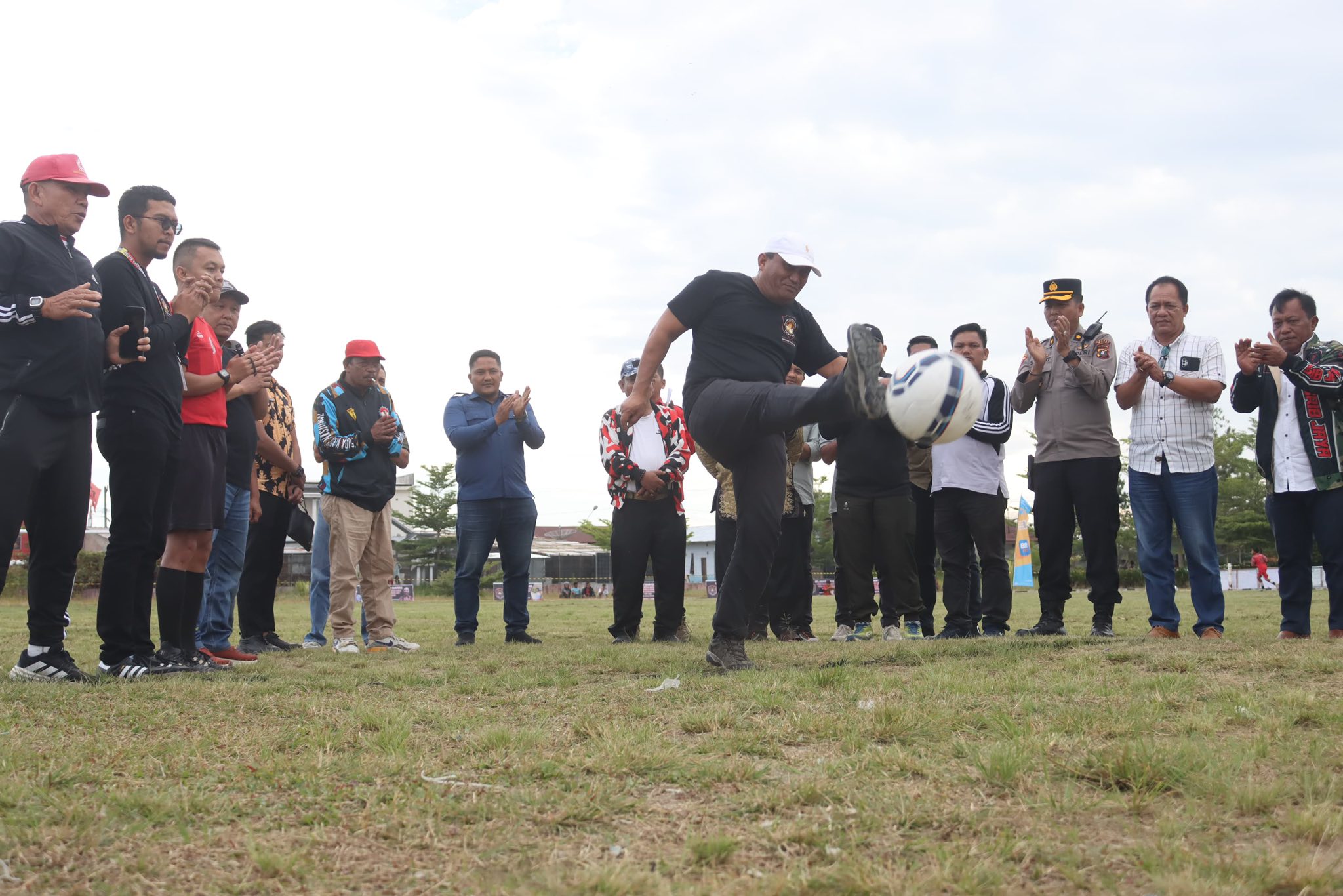 foto tendangan kick off oleh Wabup dairi, Wahyu Sagala. (ist)