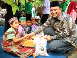 Saat Khitanan Massal, Wakil Bupati Dairi Berikan Santunan Pada Warga Desa Lae Nuaha