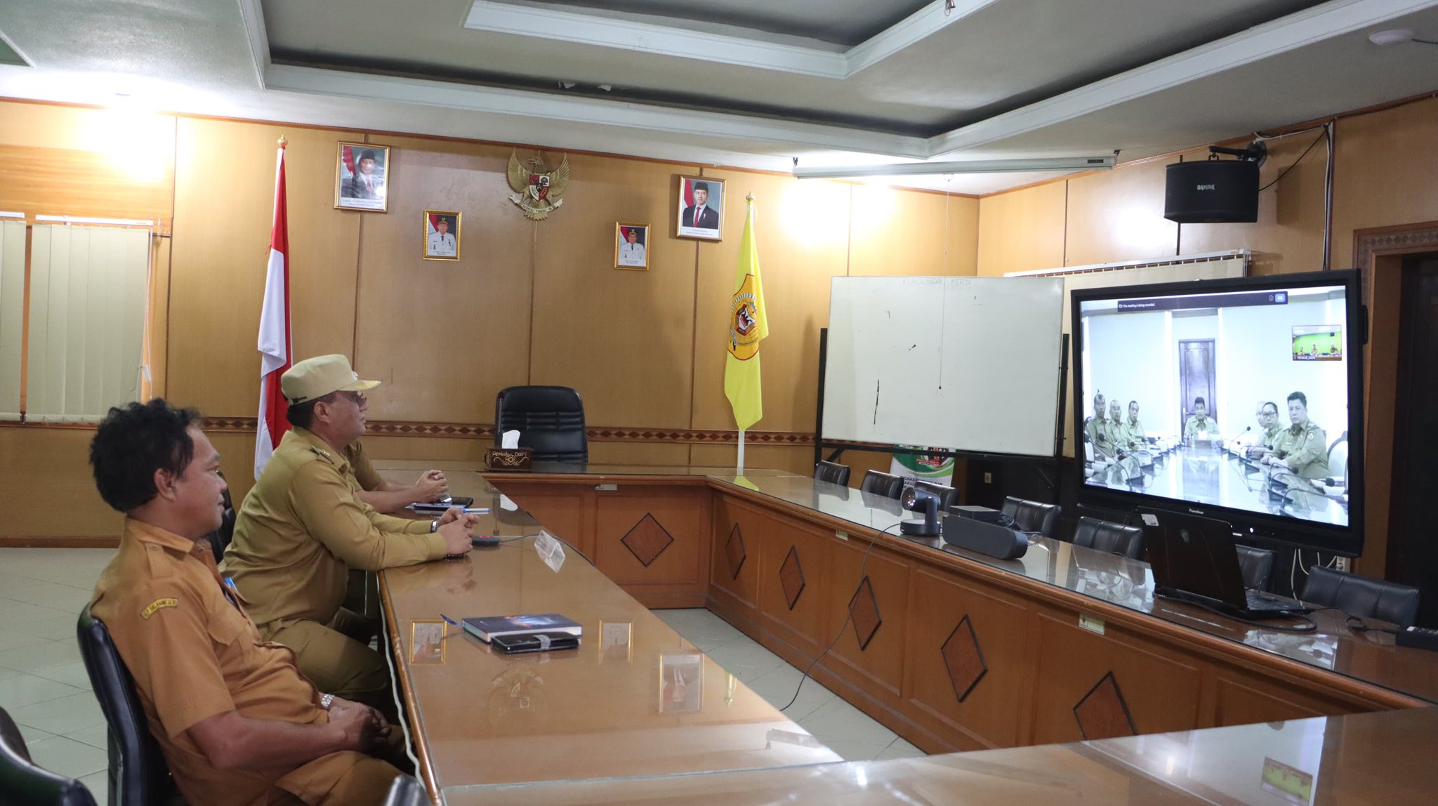 foto Wabup Wahyu Sagal saat ikuti zoom meeting (ist)