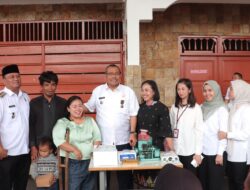 Vickner Sinaga Serahkan 89 Paket Bantuan ke Penyandang Disabilitas