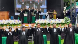 Foto; Ompui Ephorus HKBP, Pdt Dr Victor Tinambunan, Kadep Marturia, Pdt Bernard Manik, Praeses Distrik VI Dairi, Pdt Riedel Sihotang foto bersama seluruh pendeta se Distrik Vi Dairi memberkati jemaat, Minggu (28/9/2025) di HKBP Sidikalang, Dairi.(ist)