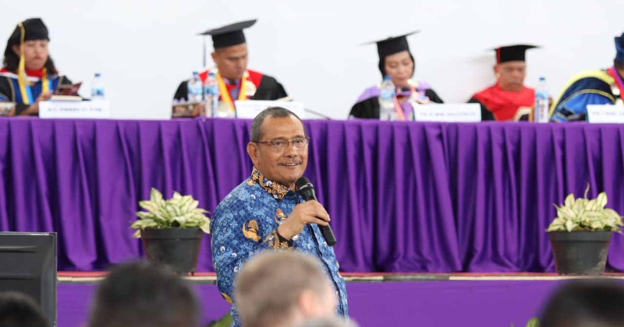foto Bupati Dairi, Vickner Sinaga di Wisuda STT OI. (ist)