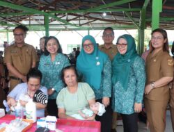 Ketua TP PKK Dairi Bagikan Makanan Tambahan Untuk Balita di Desa Pangaribuan