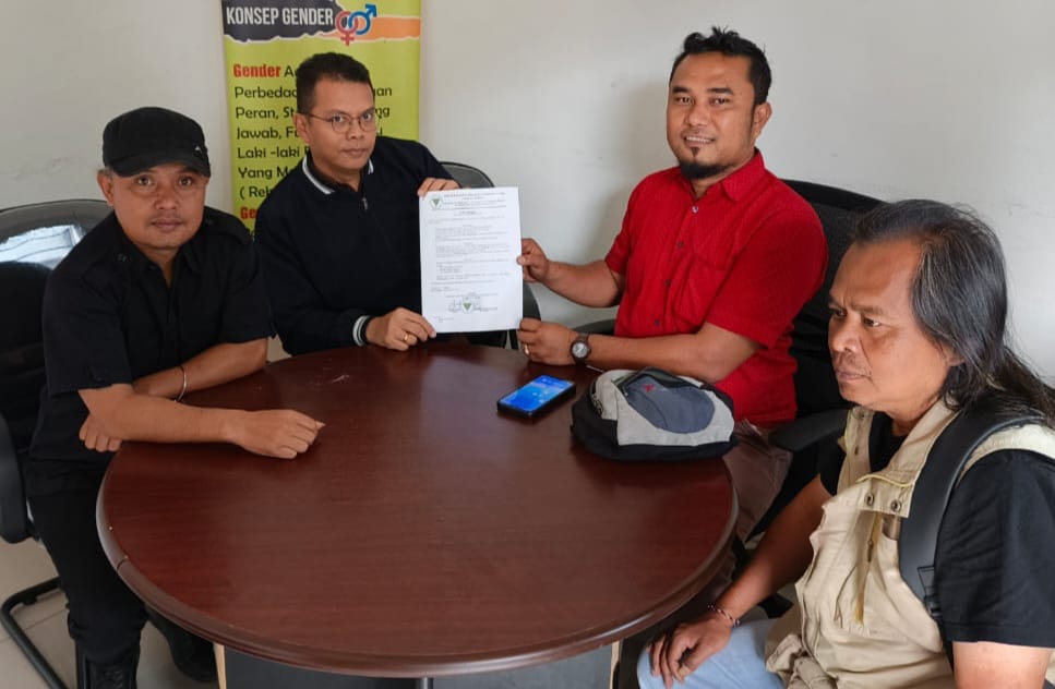 Foto Rudi Anto Sinaga (baju meraha) sebagai ketua, serta Fajar Gunawan dan Maruba Sinaga sebagai anggota tim pembentukan.(uba)