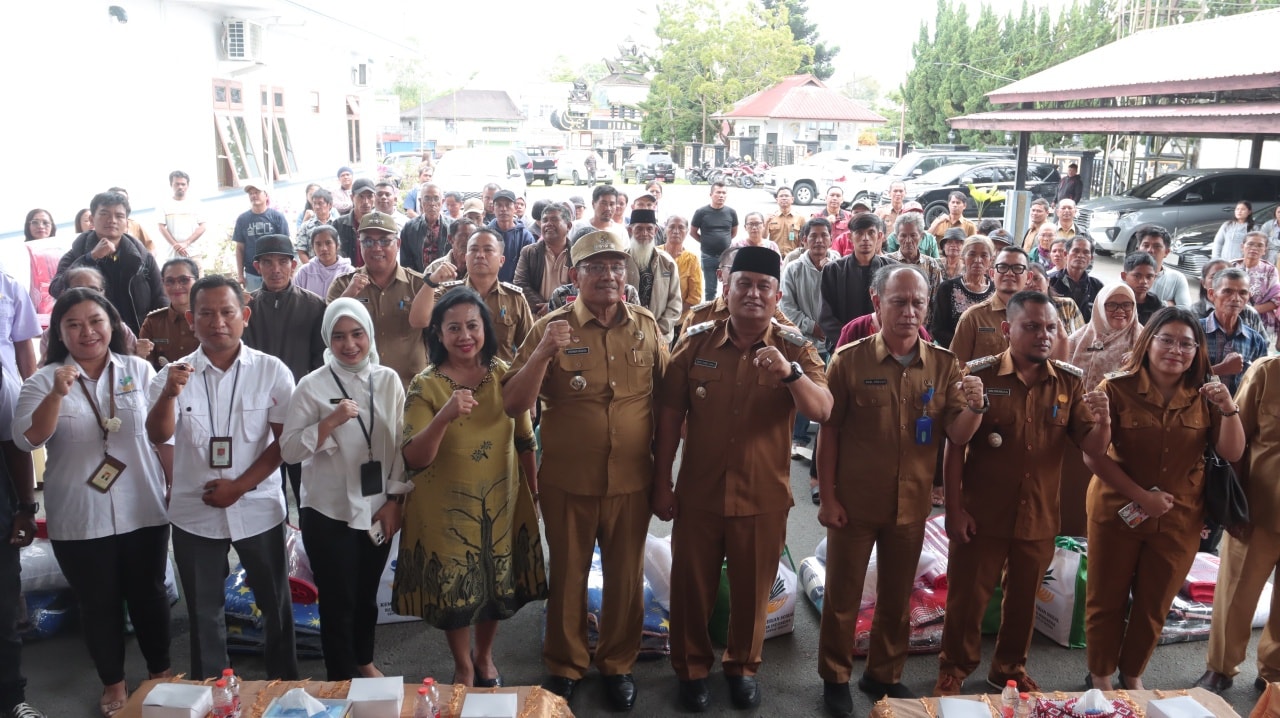 Pemerintah Kabupaten Dairi melalui Dinas Sosial bagikan bantuan atensi bencana dari Kementerian Sosial kepada masyarakat pada Selasa (4/11/2025) di Pendopo Bupati. (foto/ist)