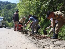 Aksi Gotong Royong Penyisipan Beram Jalan Lae Pendaroh Kurangi Kecelakaan