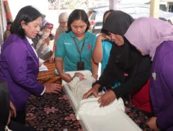 Ketua Tim Pembina Posyandu Dairi Tinjau Posyandu Melati Desa Lae Nuaha dan Serahkan Bantuan Mobiler