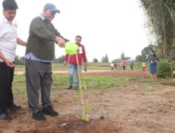 Bentuk Dukungan Program Gerakan Indonesia ASRI, Bupati Dairi Tanam Pohon di SMP Negeri 4 Sidikalang