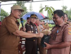 Deklarasi Satu Tahun Pemerintahan Vickner – Wahyu Ditandai Dengan Pembagian Bibit Pohon Kepada Masyarakat