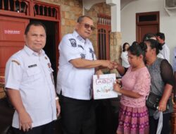 Bupati Dairi Vickner Sinaga Serahkan Bantuan Sosial Kepada 58 Lansia dan Penyandang  Disabilitas