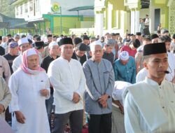 Rayakan Lebaran, Wakil Bupati Dairi Sholat Idulfitri Bersama Masyarakat di Mesjid Agung Sidikalang