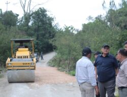 Bupati Dairi Tinjau Perbaikan Jalan di Sumbul