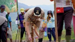 Dukung Program Ketapang, Bupati Pakpak Bharat Tanam Jagung Bersama Masyarakat