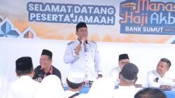 Foto Wabup Dairi, Wahyu Daniel Sagala saat pemberangkatan calon jamaah haji. (ist)