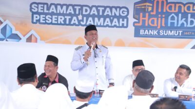 Foto Wabup Dairi, Wahyu Daniel Sagala saat pemberangkatan calon jamaah haji. (ist)