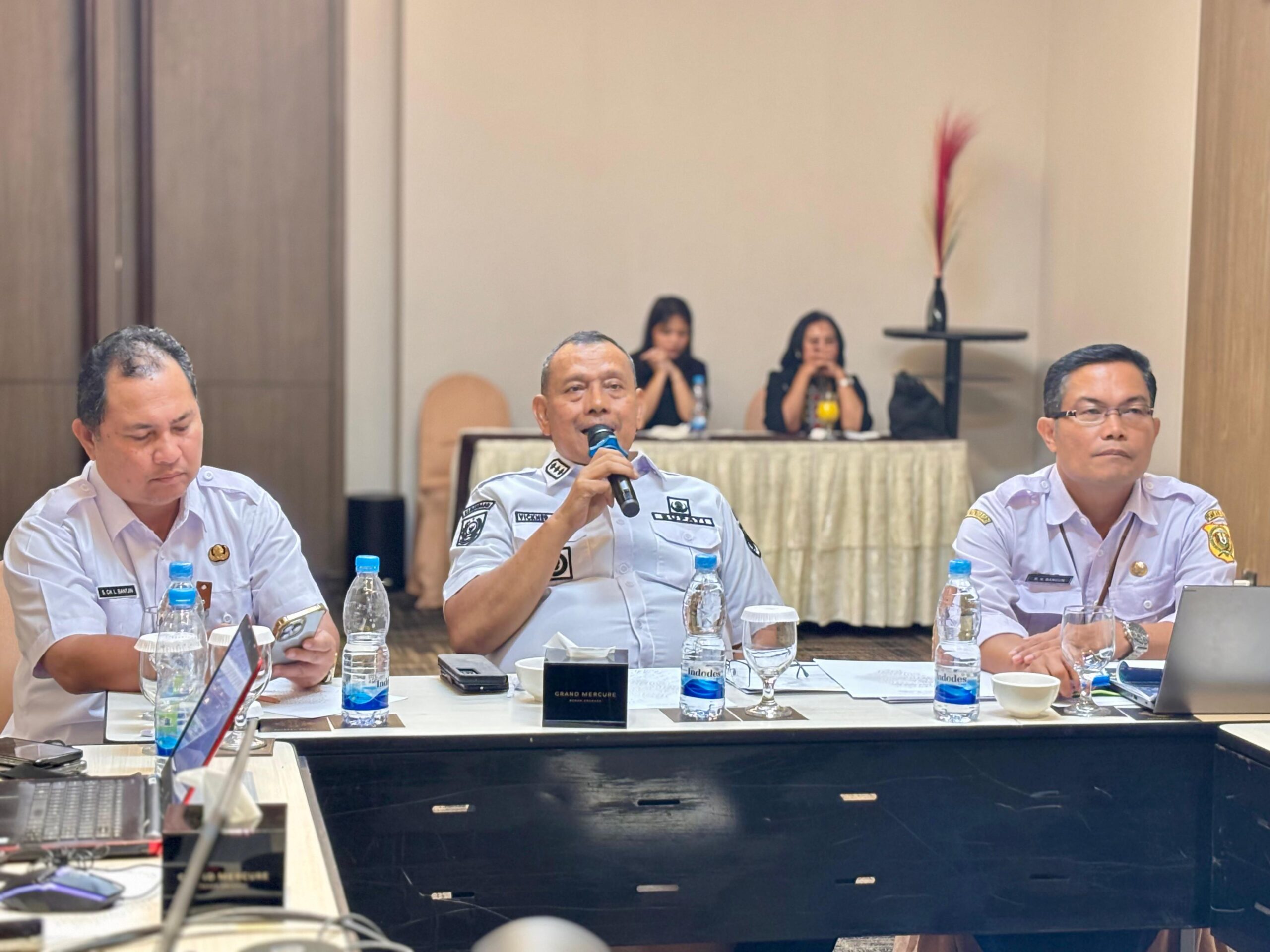 Foto Bupati Dairi, Vickner Sinaga saat zoom terkait penilaian daerah. (ist)