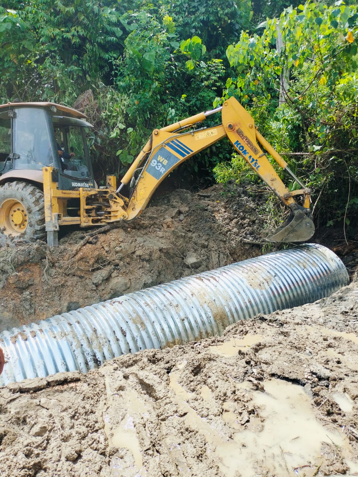 Foto Alat berat turun perbaiki longsor di Jambur Indonesia. (ist)