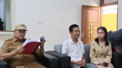 foto:Dua dari tiga siswa bersama Kepala SMAN 1 Sidikalang, Ronal Pasaribu, berkesempatan bertemu dengan Bupati Dairi, Vickner Sinaga, di Pendopo Bupati, Selasa (7/4/2026).(ist)