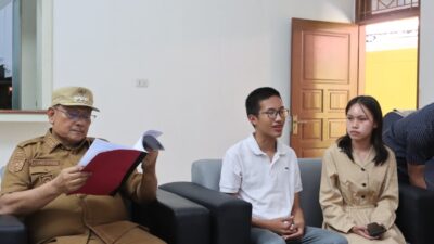 foto:Dua dari tiga siswa bersama Kepala SMAN 1 Sidikalang, Ronal Pasaribu, berkesempatan bertemu dengan Bupati Dairi, Vickner Sinaga, di Pendopo Bupati, Selasa (7/4/2026).(ist)