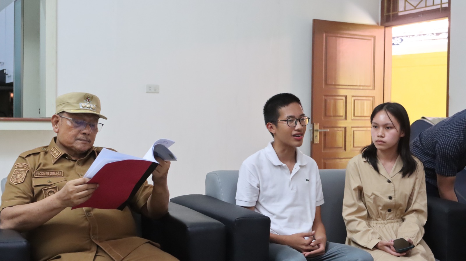 foto:Dua dari tiga siswa bersama Kepala SMAN 1 Sidikalang, Ronal Pasaribu, berkesempatan bertemu dengan Bupati Dairi, Vickner Sinaga, di Pendopo Bupati, Selasa (7/4/2026).(ist)