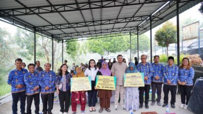 foto bersama dengan warga penerima bantuan. (ist)