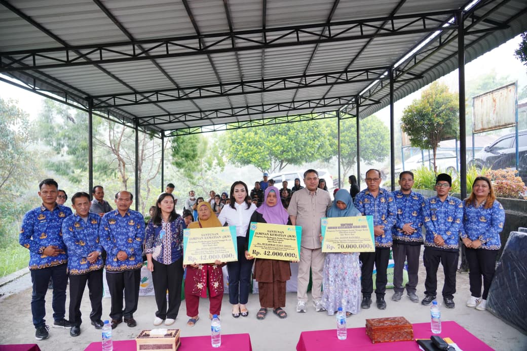 foto bersama dengan warga penerima bantuan. (ist)