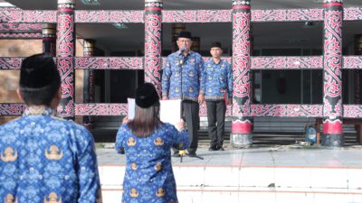 Wabup Dairi Wahyu Sagala saat upacara Hari Kesadaran Nasional, Jumat (17/4/2026). (ist)