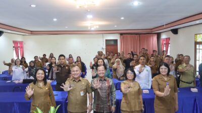 Foto bersama kegiatan advokasi dan sosialisasi kebijakan yang melibatkan lembaga non-pemerintah, media, serta dunia usaha, yang digelar oleh Dinas P3AP2KB di Aula Hotel Beristra, Selasa (21/4/2026).(ist)