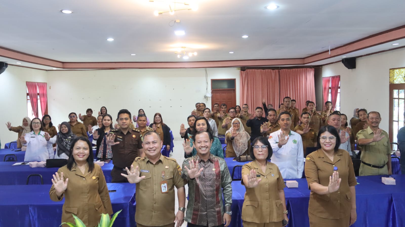 Foto bersama kegiatan advokasi dan sosialisasi kebijakan yang melibatkan lembaga non-pemerintah, media, serta dunia usaha, yang digelar oleh Dinas P3AP2KB di Aula Hotel Beristra, Selasa (21/4/2026).(ist)