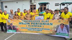 Foto:Mangihut Sinaga menyalurkan bantuan enam unit alat dan mesin pertanian (alsintan) kepada kelompok tani di Kabupaten Dairi, Selasa (28/4/2026), di pelataran Pendopo Bupati Dairi.(ist)