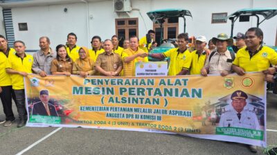 Foto:Mangihut Sinaga menyalurkan bantuan enam unit alat dan mesin pertanian (alsintan) kepada kelompok tani di Kabupaten Dairi, Selasa (28/4/2026), di pelataran Pendopo Bupati Dairi.(ist)