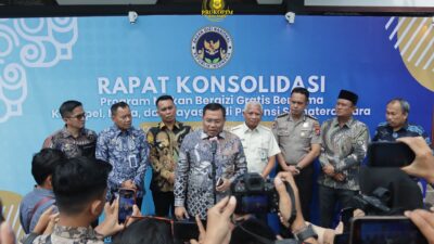 foto Bupati Dairi, Wahyu Daniel Sagala, (kedua dari kanan) menghadiri rapat konsolidasi Program Makan Bergizi Gratis (MBG) yang digelar di Hotel Niagara Parapat, Kecamatan Girsang Sipangan Bolon, Sabtu (11/04/2026).(ist)