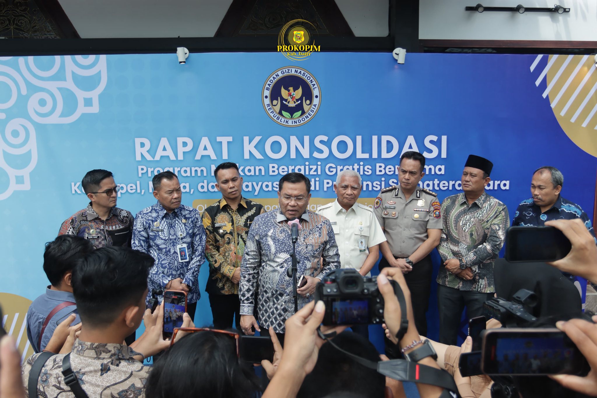 foto Bupati Dairi, Wahyu Daniel Sagala, (kedua dari kanan) menghadiri rapat konsolidasi Program Makan Bergizi Gratis (MBG) yang digelar di Hotel Niagara Parapat, Kecamatan Girsang Sipangan Bolon, Sabtu (11/04/2026).(ist)